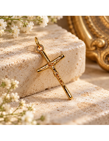 Ciondolo crocifisso dorato con Cristo – 15 × 25 mm
