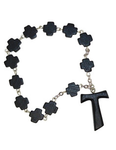 Tientje met zwarte houten kruisen en TAU-kruis