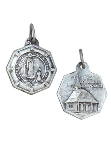 Medalla de la Virgen de los Pobres de Banneux y pequeña capilla
