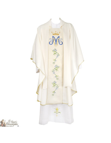 Knapperig voor priester met geborduurde stola