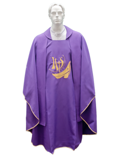 Knapperig voor priester met geborduurde stola