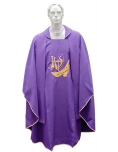 Knapperig voor priester met geborduurde stola