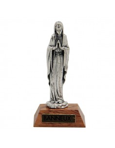 Estatua de la Virgen María sobre una base de madera